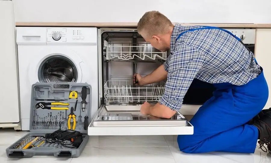 Bayraklı Gaggenau servisi teknisyen ekibi beyaz eşya tamiri yaparken
